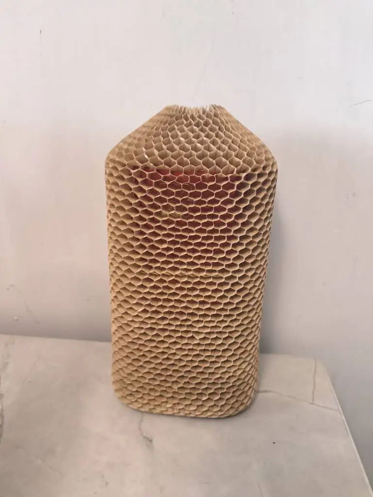 Duży pojemnik z zawiniętą górą brązowego rękawa papierowego honeycomb