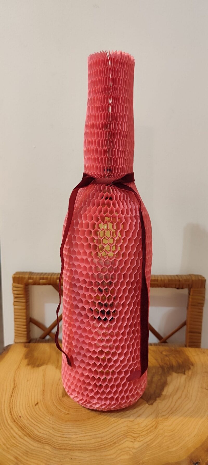 Różowy rękaw papierowy na butelce