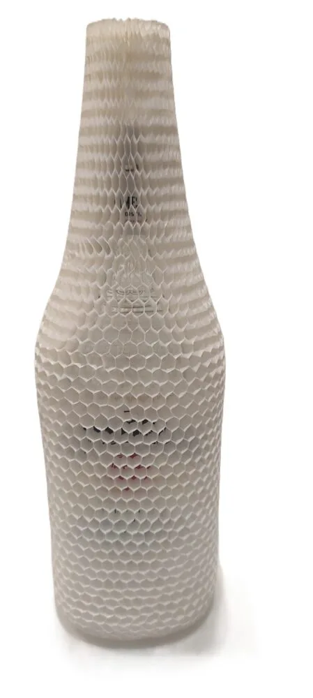 Biały rękaw papierowy honeycomb na butelce