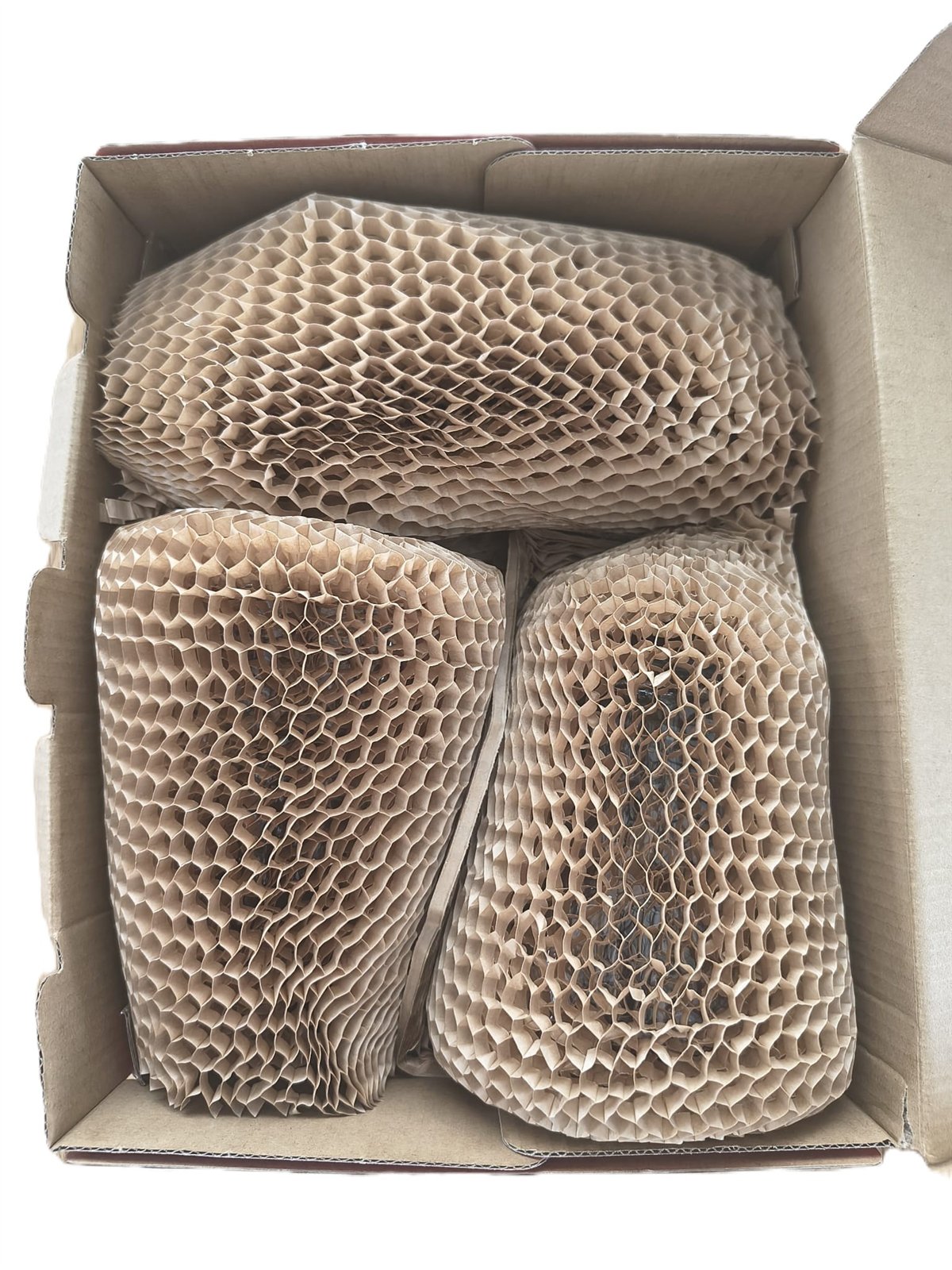 Papier 3D do rozciągania – jak działa i jak go używać? – ekologiczne pakowanie bez plastiku Produkty owinięte papierem 3D w kartonie