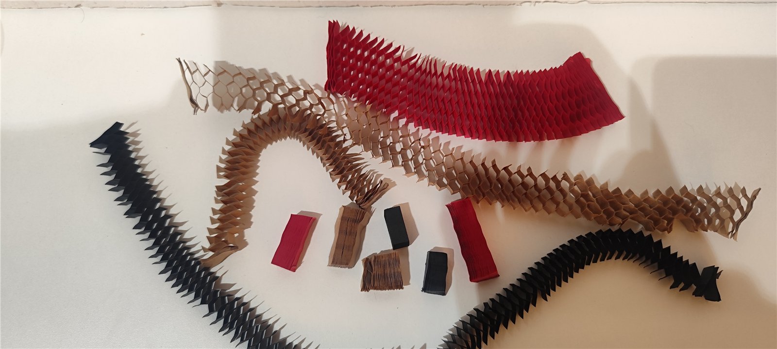 Rękaw papierowy, papier nacinany, papier bąbelkowy czy papier 3D – co wybrać? – ekologiczne pakowanie bez plastiku Rodzaje papierowego wypełniacza do zabezpieczania przesyłek