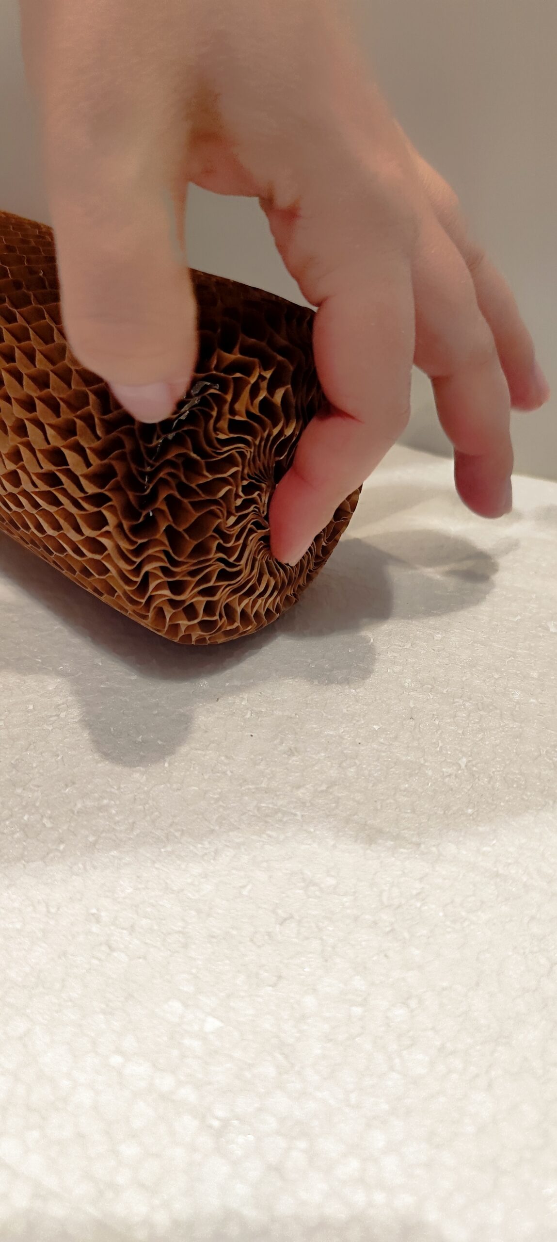 Rękaw papierowy 35 cm 70 g/m² do butelek – plaster miodu, oczko 8 mm – ekologiczne pakowanie bez plastiku Ręczne zawijanie rękawa papierowego plaster miodu pod dnem butelki w celu zabezpieczenia przed uszkodzeniem