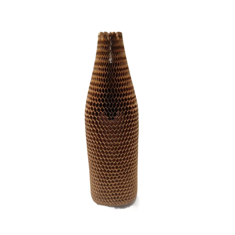Prostokątna butelka szklana o wysokości 29 cm zabezpieczona rękawem papierowym plaster miodu 35 cm z brązowego papieru kraft 70 g/m².