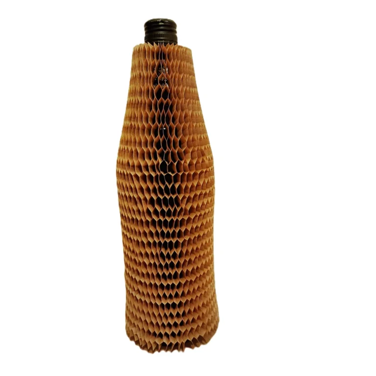 Butelka wina zabezpieczona brązowym rękawem papierowym plaster miodu 35 cm, kraft 50 g/m², oczko 10 mm.