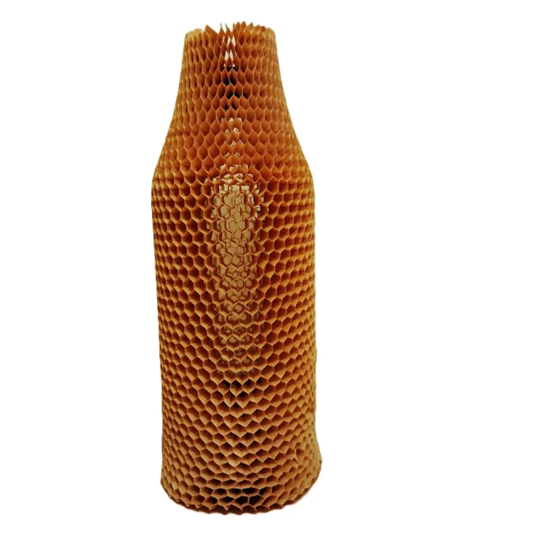 Szklana butelka zabezpieczona brązowym rękawem papierowym plaster miodu 35 cm, wykonanym z papieru kraft 50 g/m², oczko 8 mm.