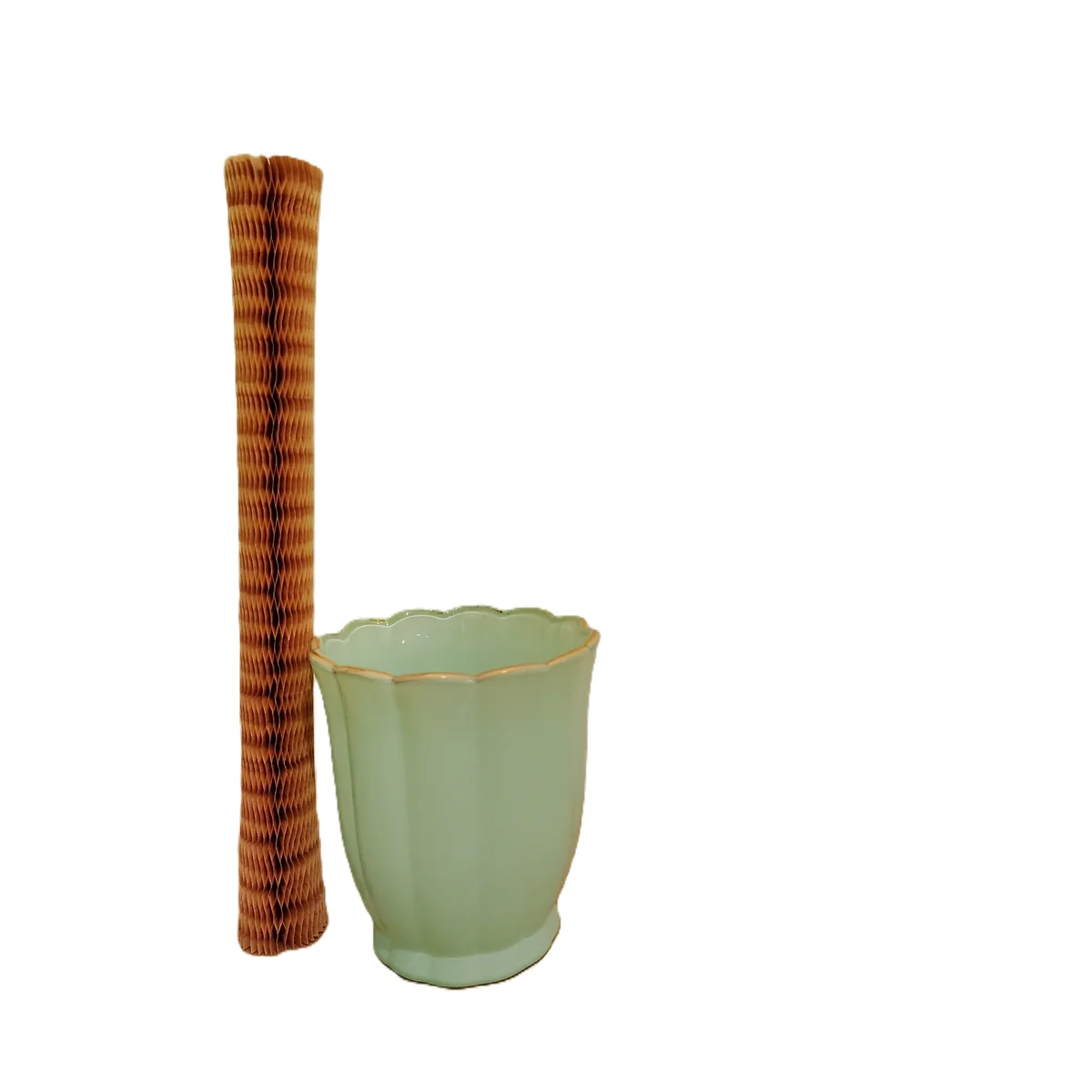 Rękaw papierowy 24 cm 50 g/m² do słoików i małych butelek – oczko 8 mm – ekologiczne pakowanie bez plastiku Brązowy rękaw papierowy plaster miodu 24 cm z papieru kraft 50 g/m² obok zielonej ceramicznej doniczki.