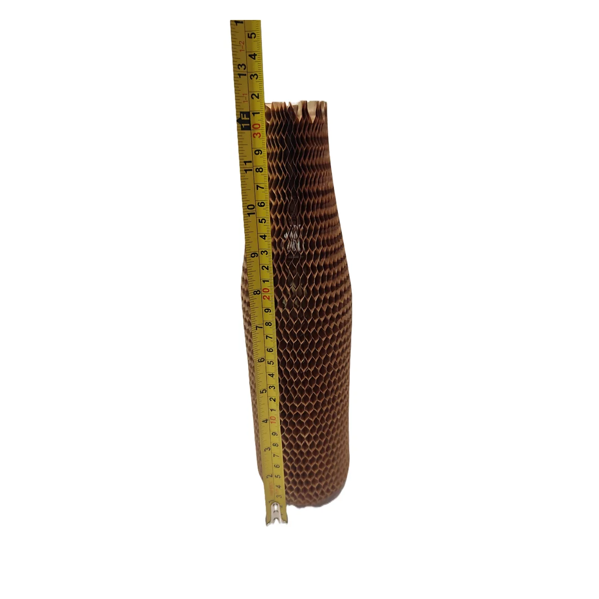 Rękaw papierowy 35 cm 70 g/m² do butelek – plaster miodu, oczko 8 mm – ekologiczne pakowanie bez plastiku Pomiar wysokości szklanej butelki zabezpieczonej rękawem papierowym plaster miodu 35 cm, kraft 70 g/m² – miarka przy opakowaniu.